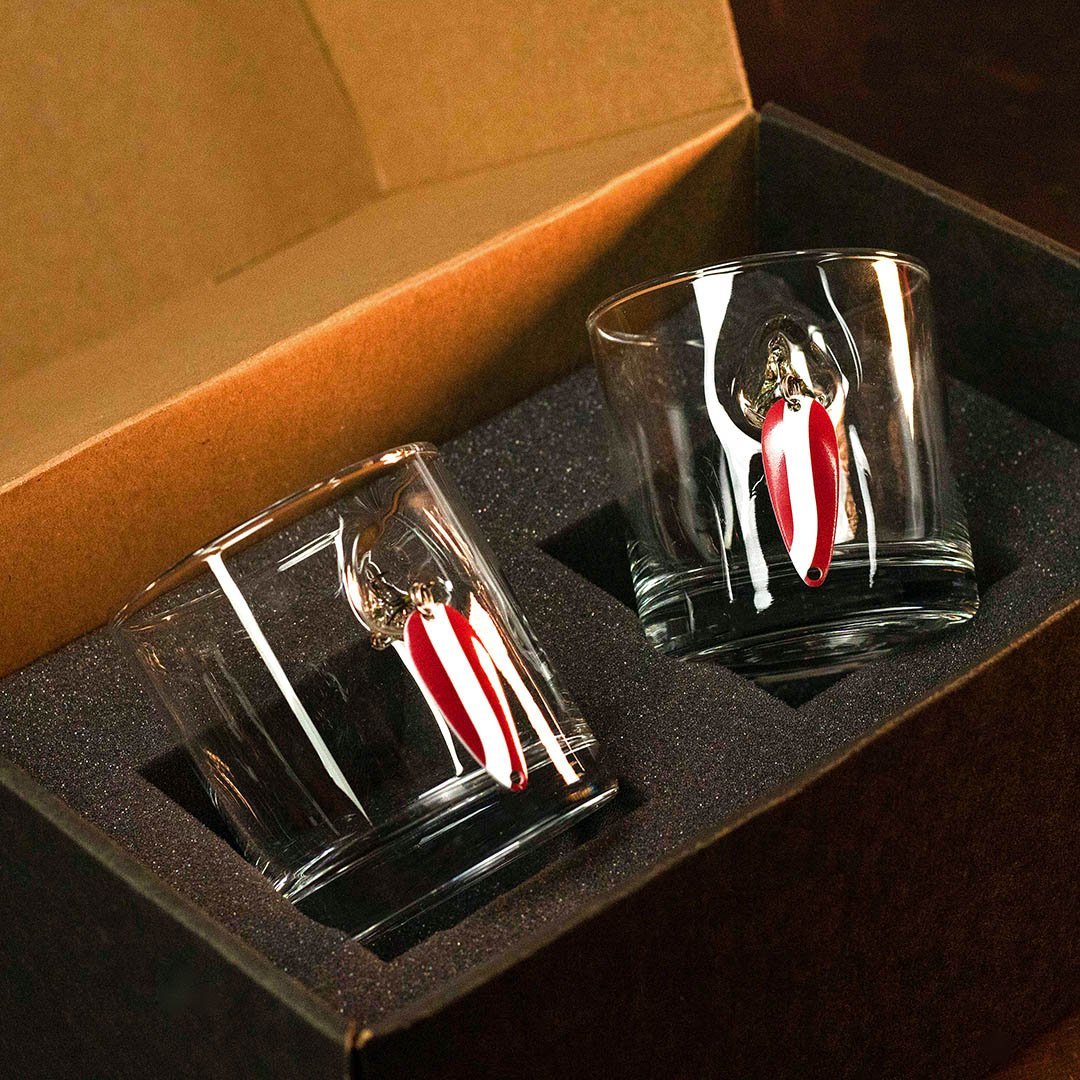 Vaso para Whisky con señuelo de pesca