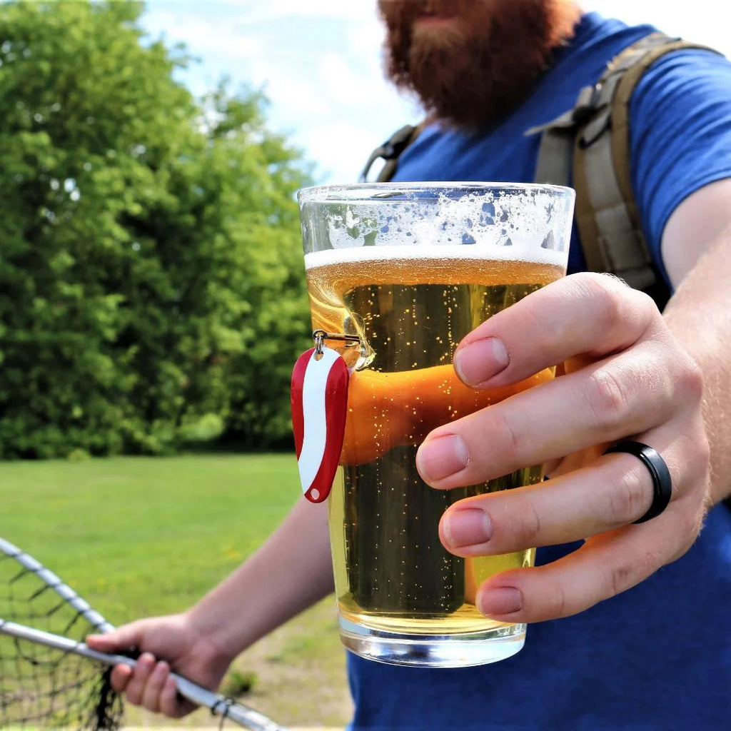 Vaso de Pinta para cerveza con señuelo de pesca