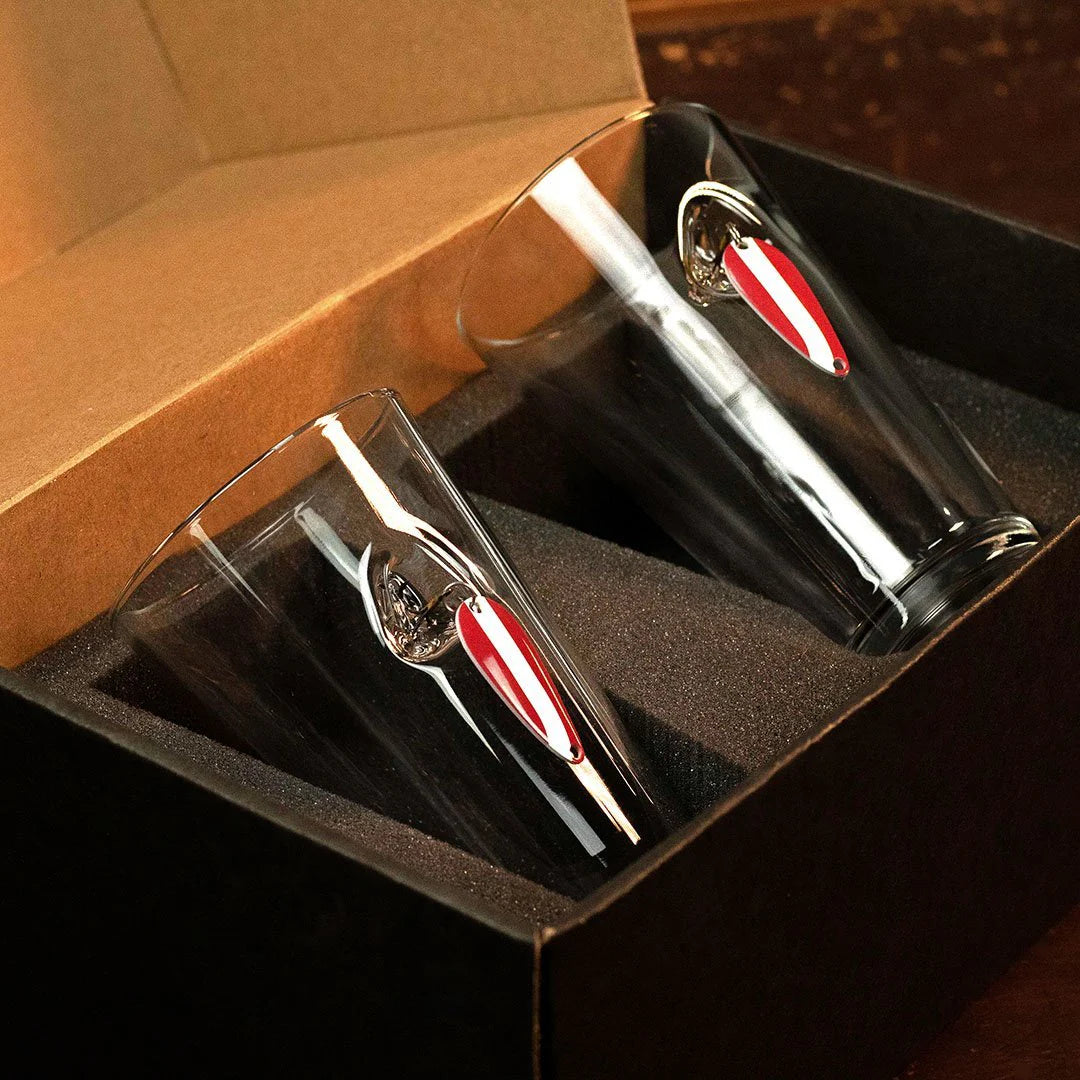 Vaso de Pinta para cerveza con señuelo de pesca